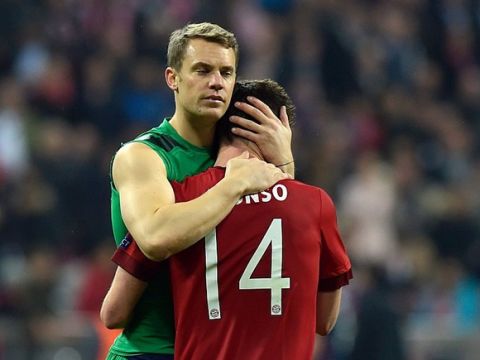 Bayern Munich's goalkeeper Manuel Neuer (L) and Bayern Munich's Spanish midfielder Xabi Alonso comfort eachother after the UEFA Champions League semi-final, second-leg football match between FC Bayern Munich and Atletico Madrid in Munich, southern Germany, on May 3, 2016. / AFP / GUENTER SCHIFFMANN        (Photo credit should read GUENTER SCHIFFMANN/AFP/Getty Images)