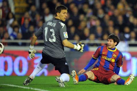 Barcelona's Argentinian forward Lionel Messi (R) vies with Valencia's goalkeeper Vicente Guaita (L) during the Spanish League football match Valencia CF vs FC Barcelona on March 2, 2011 at Mestalla stadium in Valencia.   AFP PHOTO/ LLUIS GENE (Photo credit should read LLUIS GENE/AFP/Getty Images)