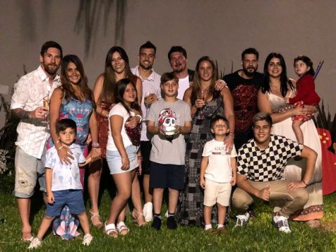 Ο Μέσι και η εγκυμονούσα Αντονέλα γιόρτασαν με την οικογένεια το 2018!