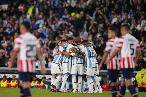 Οι παίκτες της Αργεντινής πανηγυρίζουν το γκολ του Οταμέντι