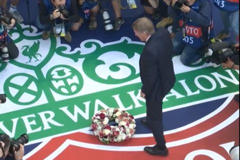 Τελικός Champions League 2022: Ο Νταλγκλίς άφησε στεφάνι στο έμβλημα της Λίβερπουλ για τα θύματα του Χέιζελ