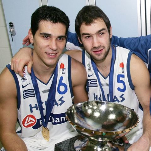 Ο Νίκος Ζήσης και ο Βασίλης Σπανούλης με το τρόπαιο του Ευρωμπάσκετ 2005. Ήταν μόλις 23 ετών.