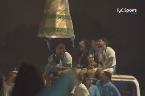 Μουντιάλ 2022, Αργεντινή: Ο Μέσι και οι συμπαίκτες του άγγιξαν ένα γιγάντιο τρόπαιο που ήταν πάνω σε γερανό