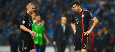 PORTO, PORTUGAL - APRIL 15:  Sebastian Rode (L)  and Robert Lewandowski of Bayern Muenchen (R) look dejected in defeat after the during the UEFA Champions League Quarter Final first leg match between FC Porto and FC Bayern Muenchen at Estadio do Dragao on April 15, 2015 in Porto, Portugal.  (Photo by Mike Hewitt/Getty Images)