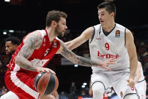 Olimpia Milano's Vladimir Micov, left, challenges for the ball with Brose Bamberg's Luka Mitrovic during the Euro League basketball match between Olimpia Milan and Brose Bamberg, in Milan, Italy, Friday, Nov. 17, 2017. (AP Photo/Antonio Calanni)