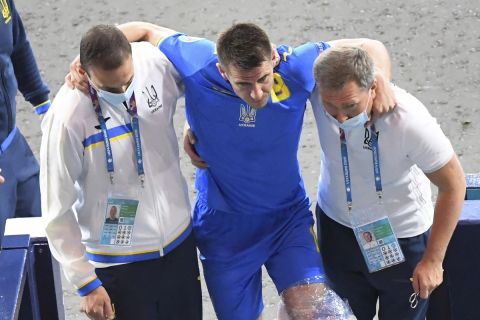 Ο Μπεσιέντιν αποχωρεί τραυματίας στην αναμέτρηση της Ουκρανίας με τη Σουηδία για το Euro 2020.