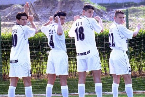 Fudbaleri Partizana L-D Djordje Tomic, Mateja Kezman, Vladimir Ivic i Sasa Ilic na stadionu Teleoptika u Zemunu
27.04.2000. godine
Foto: Marko Metlas