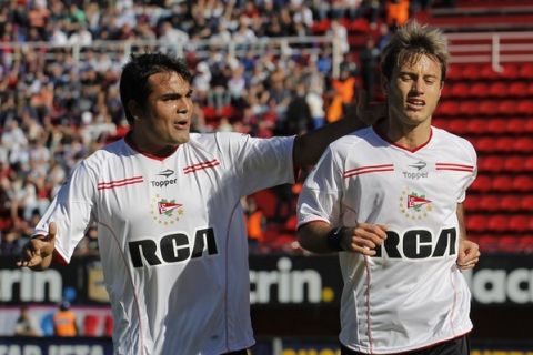 Gaston Fernandez (R) of Estudiantes LP is congratulated by Gabriel Mercado after Fernandez scored a goal against San Lorenzo during their Argentine First Division soccer match in Buenos Aires, October 3, 2010. REUTERS/Enrique Marcarian(ARGENTINA - Tags: SPORT SOCCER)