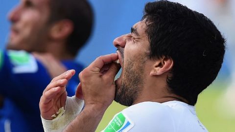 NATAL, BRAZIL - JUNE 24:  Luis Suarez of Uruguay and Giorgio Chiellini of Italy react after a clash during the 2014 FIFA World Cup Brazil Group D match between Italy and Uruguay at Estadio das Dunas on June 24, 2014 in Natal, Brazil.  (Photo by Matthias Hangst/Getty Images)