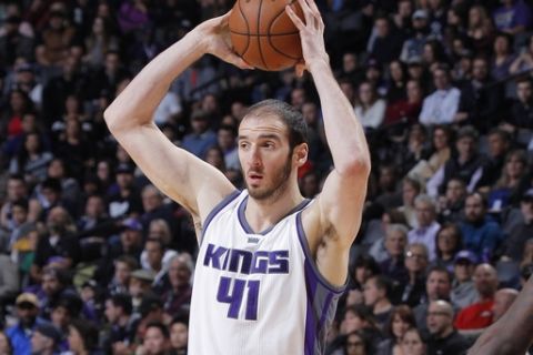 SACRAMENTO, CA - JANUARY 4: Kosta Koufos #41 of the Sacramento Kings handles the ball against the Miami Heat on January 4, 2017 at Golden 1 Center in Sacramento, California. NOTE TO USER: User expressly acknowledges and agrees that, by downloading and or using this photograph, User is consenting to the terms and conditions of the Getty Images Agreement. Mandatory Copyright Notice: Copyright 2017 NBAE (Photo by Rocky Widner/NBAE via Getty Images)