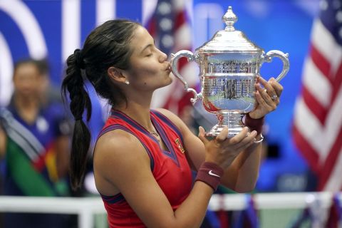 Η Έμμα Ραντουκάνου φιλάει το τρόπαιο του US Open 