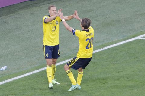 Ο Βίκτορ Κλάεσον της Σουηδίας πανηγυρίζει με τον Κρίστοφερ Όλσον γκολ που σημείωσε κόντρα στην Πολωνία για τη φάση των ομίλων του Euro 2020 στο "Κρεστόβσκι", Αγία Πετρούπολη | Τετάρτη 23 Ιουνίου 2021