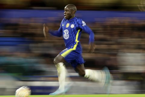 Ο Ενγκολό Καντέ τρέχει με την μπάλα στον αγώνα της Τσέλσι κόντρα στη Λιλ για το Champions League.