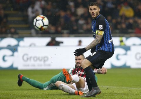 Inter Milan's Mauro Icardi misses a chance to score during an Italian Serie A soccer match between AC Milan and Inter Milan, at the San Siro stadium in Milan, Italy, Wednesday, April 4, 2018. (AP Photo/Antonio Calanni)