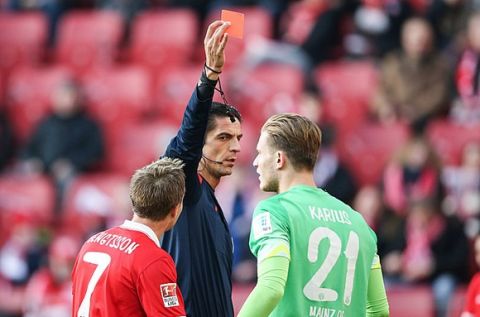MAINZ, GERMANY - FEBRUARY 07:  Referee Deniz Aytekin shows the red card to goalkeeper Loris Karius of Mainz during the Bundesliga match between 1. FSV Mainz 05 and Hertha BSC at Coface Arena on February 7, 2015 in Mainz, Germany.  (Photo by Simon Hofmann/Bongarts/Getty Images)