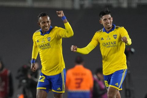 Ο Σεμπάστιαν Βίγια και ο Άαρον Μολίνας της Μπόκα πανηγυρίζουν γκολ κόντρα στη Ρίβερ Πλέιτ σε ματς για το Copa de la Liga
