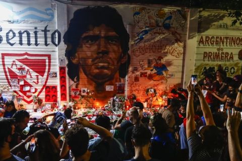 Κόσμος τιμά τη μνήμη του Ντιέγκο Μραντόνα έξω απ' το γήπεδο της Αρχεντίνος Τζούνιορς