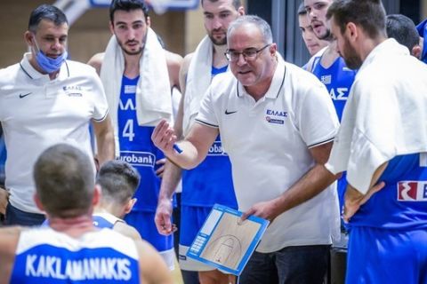 Ο Θανάσης Σκουρτόπουλος δίνει οδηγίες στους παίκτες του στη διάρκεια του αγώνα Βουλγαρία - Ελλάδα