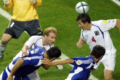 epa000224670 Greek player Traianos Dellas (front left blue jersey) scores the Silver Goal during the EURO 2004 semi final match between Greece and the Czech Republic at the Dragao stadium in Porto on Thursday, 01 July 2004.  EPA/ANTONIO SIMOES NO MOBILE PHONE APPLICATIONS