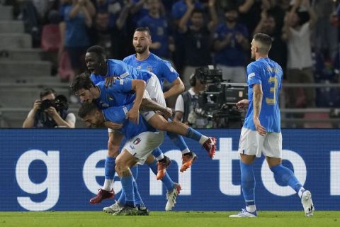 Οι παίκτες της Ιταλίας πανηγυρίζουν το γκολ που πέτυχαν κόντρα στη Γερμανία στην πρώτη αγωνιστική του Nations League