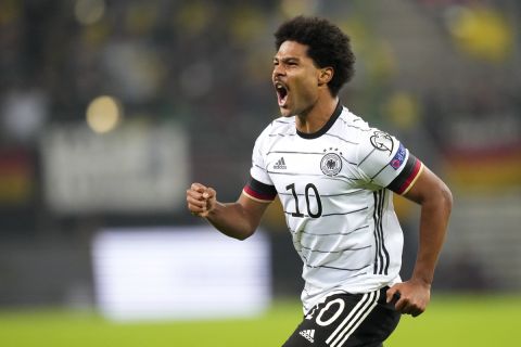 Ο Σερζ Γκνάμπρι της Γερμανίας πανηγυρίζει γκολ που σημείωσε κόντρα στη Ρουμανία για τους προκριματικούς ομίλους της ευρωπαϊκής ζώνης του Παγκοσμίου Κυπέλλου 2022 στο "Φολκσπάρκ", Αμβούργο | Παρασκευή 8 Οκτωβρίου 2021