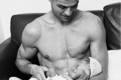 Ο Κριστιάνο Ρονάλντο με τη νεογέννητη κόρη του