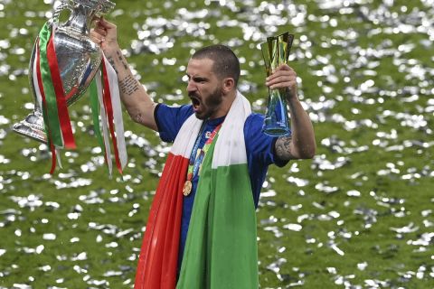 Ο Λεονάρνο Μπονούτσι πανηγυρίζει την κατάκτηση του Euro 2020 με την εθνική Ιταλίας