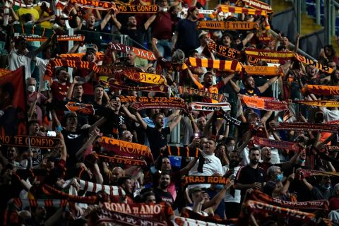 Φίλαθλοι της Ρόμα σε στιγμιότυπο από την αναμέτρηση με τη Φιορεντίνα για τη Serie A  2021-2022 στο "Ολίμπικο", Ρώμη | Κυριακή 22 Αυγούστου 2021