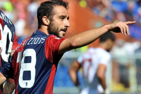Ο Γιάννης Φετφατζίδης πανηγυρίζει γκολ του με τη φανέλα της Τζένοα στην Serie A