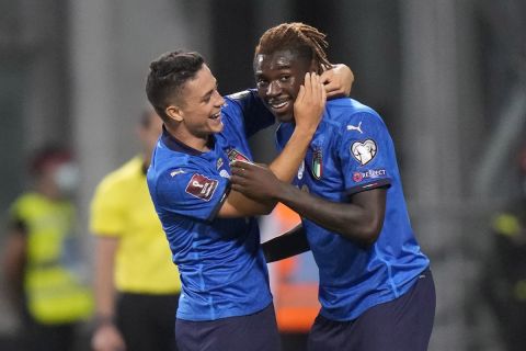 Μόιζε Κεν και Τζάκομο Ρασπαντόρι πανηγυρίζουν σε ματς της Ιταλίας κόντρα στην Λιθουανία για τα προκριματικά του Παγκοσμίου Κυπέλλου 2022 | 9 Σεπτεμβρίου 2021