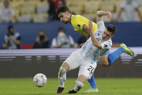 Ο Λούκας Πακετά της Βραζιλίας μονομαχεί με τον Χιοβάνι λο Σέλσο της Αργεντινής για τον τελικό του Copa America 2021 στο "Μαρακανά", Ρίο ντε Ζανέιρο | Σάββατο 10 Ιουλίου 2021