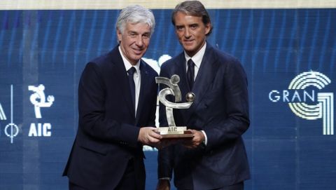 Atalanta coach Gianpiero Gasperini, left, poses with Italy coach Roberto Mancini after winning the trophy for best Italian Serie A coach, during the Gran Gala' soccer awards ceremony, in Milan, Italy, Monday, Dec. 2, 2019. (AP Photo/Antonio Calanni)
