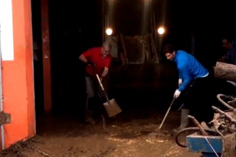 VIDEO: Ο Ναδάλ με σκούπα βοηθά τους πλημμυροπαθείς στη Μαγιόρκα