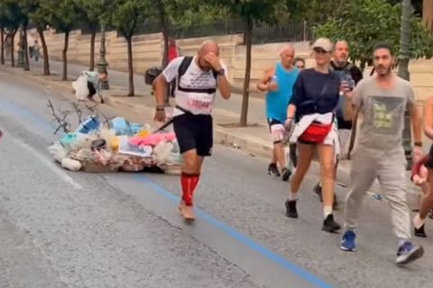 Έτρεξε ξανά στον Μαραθώνιο της Αθήνας χωρίς παπούτσια τραβώντας μια πλαστική μάζα από σκουπίδια κι ένα καμένο δέντρο