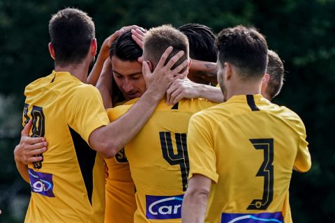 Οι παίκτες της ΑΕΚ πανηγυρίζουν γκολ που σημείωσαν κόντρα στην Αντβέρπ