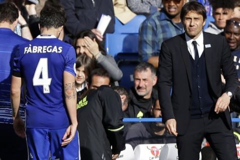 Chelsea's Cesc Fabregas, left, is substituted, as Chelsea's manager Antonio Conte, right, looks on during their English Premier League soccer match between Chelsea and Crystal Palace at Stamford Bridge stadium in London Saturday, April 1, 2017. (AP Photo/Alastair Grant)