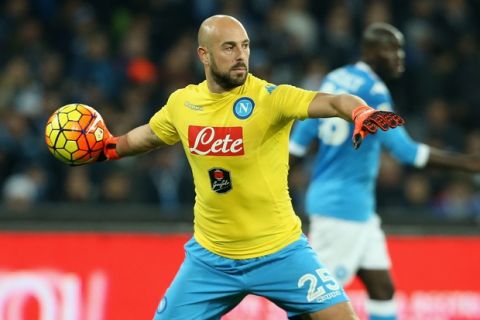 NAPLES, ITALY - DECEMBER 13:  Pepe Reina of Napoli during the Serie A match betweeen SSC Napoli and AS Roma at Stadio San Paolo on December 13, 2015 in Naples, Italy.  (Photo by Maurizio Lagana/Getty Images)