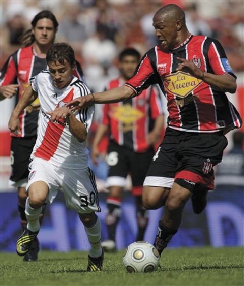 River Plate's Diego Buonanotte, left, fights for the ball with Daniel Pereira of Chacarita Juniors during an Argentina soccer league game in Buenos Aires, Sunday, Aug. 30, 2009. River Plate won 4-3. (AP Photo/Eduardo Di Baia)