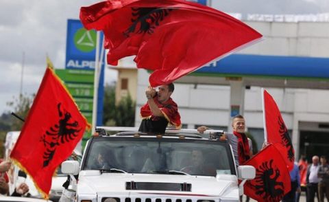 Κόκκινο χαλί και λουλούδια για την εθνική Αλβανίας