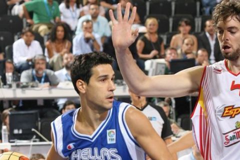 Ο Νίκος Ζήσης με τον Πάου Γκασόλ στο Eurobasket 2007