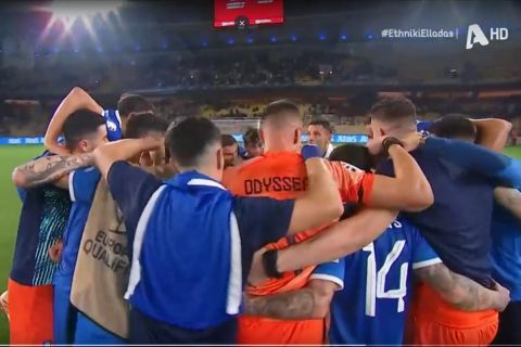 Εθνική Ελλάδας: Ο τρελαμένος από τη χαρά του Πογέτ μάζεψε τους παίκτες στο κέντρο του γηπέδου για να πανηγυρίσουν όλοι μαζί μια αγκαλιά