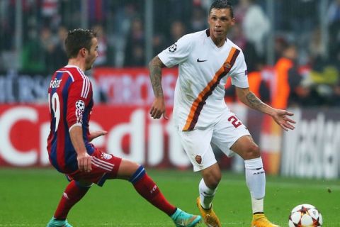 MUNICH, GERMANY - NOVEMBER 05:  Jose Holebas of AS Roma beats Mario Goetze of Bayern Muenchen to the ball during the UEFA Champions League Group E match between FC Bayern Munchen and AS Roma at Allianz Arena on November 5, 2014 in Munich, Germany.  (Photo by Alexander Hassenstein/Bongarts/Getty Images)