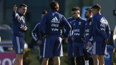 Argentina's head coach Lionel Scaloni, left, talks to his players Exequiel Palacios, far right, Lionel Messi, second from right, and Lautaro Martinez, third from right, during a training session in Buenos Aires, Argentina, Monday, June 3, 2019, ahead of the Copa America in neighboring Brazil. (AP Photo/Marcos Brindicci)
