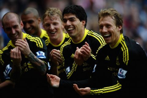 SUNDERLAND, ENGLAND - MARCH 20: Luis Suarez of Liverpool (2ndr) celebrates his goal alongside Lucas Leiva, Dirk Kuyt and Raul Meireles during the Barclays Premier League match between Sunderland and Liverpool at the Stadium of Light on March 20, 2011 in Sunderland, England.  (Photo by Laurence Griffiths/Getty Images)