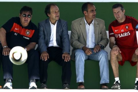 (L-R) Real Madrid¥s doctor head chief, Carlos Diez, portugal¥s national soccer team doc Henrique Jones, portuguese doc, Jose Carlos Noronha, Real Madrid¥s doc Juan Carlos Hernandez, and portuguese physiotherapist Antonio Gaspar, watch Portugal's national soccer team players during the training session at Santos Pinto stadium in Covilha, Centre of Portugal, 30 May 2010, in view of the upcoming FIFA World Cup in South Africa. ESTELA SILVA / LUSA