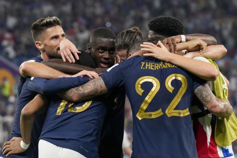 Οι παίκτες της Γαλλίας πανηγυρίζουν το γκολ κόντρα στη Δανία