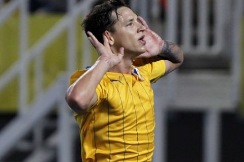 APOEL's Sebastian De Vincenti celebrates after scoring against Vardar, during their second round, second leg, qualifying soccer match of UEFA Champions League, at Philip II Arena in Skopje, Macedonia, Tuesday, July 21, 2015. (AP Photo/Boris Grdanoski)