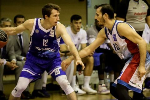 Ο Μπόουλιν κατεβάζει την μπάλα υπό την πίεση του Μοτσενίγου σε αγώνα της Stoiximan Basket League 2020/21