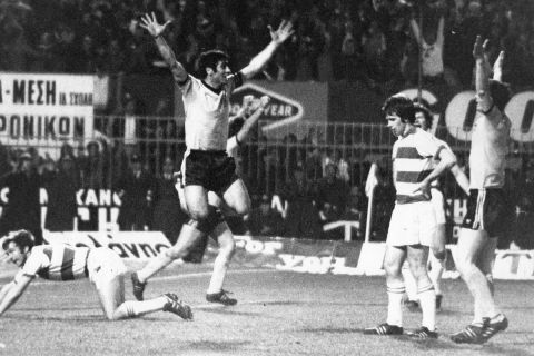 Ο Μίμης Παπαϊωάννου πανηγυρίζει το θρυλικό γκολ του με κεφαλιά απέναντι στην ΚΠΡ | 16 Μαρτίου 1977