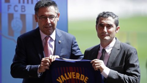 FC Barcelona's new signing coach Ernesto Valverde, right, and FC Barcelona's president Josep Maria Bartomeu pose for a photo during an official presentation at the Camp Nou stadium in Barcelona, Spain, Thursday, June 1, 2017. Former player Valverde was hired as the new coach, the club confirmed on Monday. (AP Photo/Manu Fernandez)